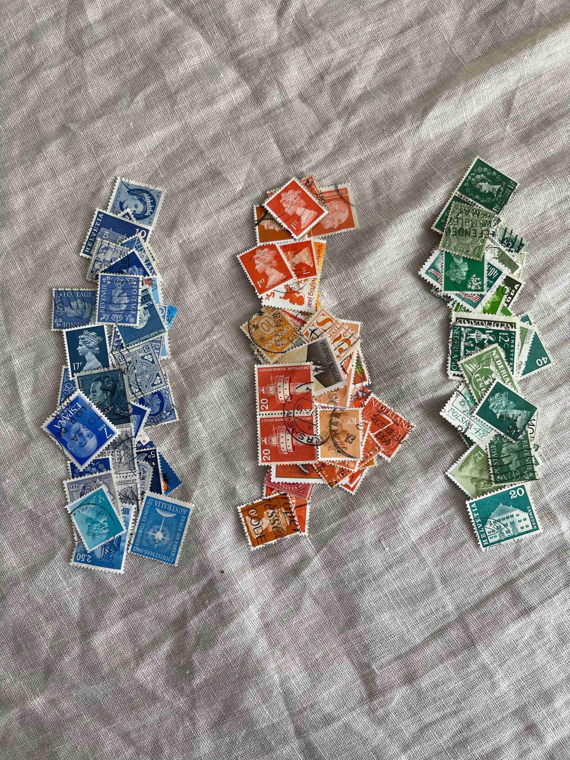Vintage postzegels op kleur gesorteerd